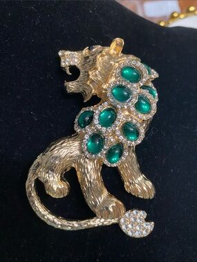 Gold-Tone Lion Brooch/Pendant with Emerald Green Cabochons- NEW